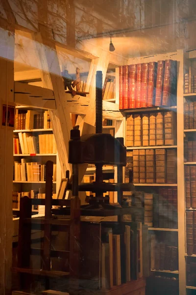 法国斯特拉斯堡市中心的古董店与老印刷机的垂直图片 教育和书籍 排成行的书籍 — 图库照片