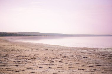 Odessa yakınlarındaki Kuyalnik nehrinde güzel bir alacakaranlık pembe silueti. Tuzlu gölün üzerinde gün batımı. Alacakaranlıkta pembe gökyüzü. Alacakaranlık