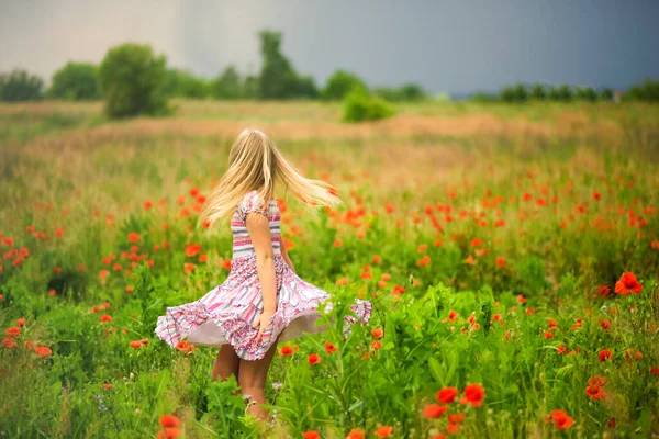 Yağmurdan Önce Renkli Elbiseler Içinde Gelincikler Tarlasında Çayırda Dans Eden — Stok fotoğraf