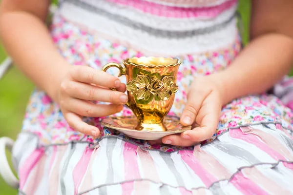 Χρυσό Ρετρό Vintage Φλιτζάνι Τσάι Στα Χέρια Των Κοριτσιών — Φωτογραφία Αρχείου