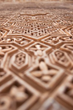 Alhambra, Granada, İspanya 'daki İslami, Mağribi, fayans işçiliğinin dikey yakın çekimi. Arka plan dokusu harika. seyahat turizm merkezi La Alhambra.