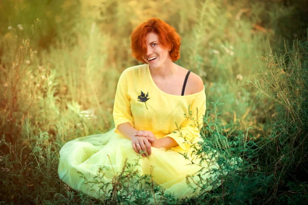 Rudowłosa Dziewczyna Żółtej Sukience Siedzi Łące Piękna Rudowłosa Modelka Terenie — Zdjęcie stockowe