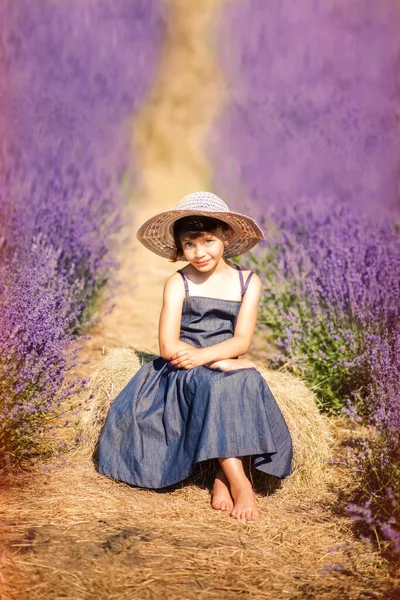 Pionowy Portret Szczęśliwej Dziewczynki Noszącej Niebieską Sukienkę Biały Kapelusz Siedzącej — Zdjęcie stockowe