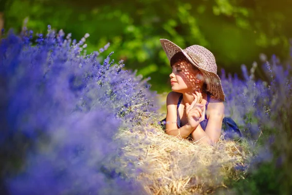 Criança Lavanda Menina Bonito Vestindo Vestido Azul Chapéu Branco Colocar — Fotografia de Stock