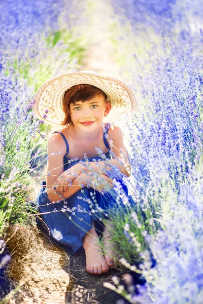 Retrato Vertical Niña Linda Feliz Con Vestido Azul Sombrero Blanco — Foto de Stock