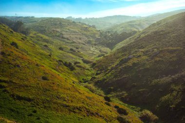 Portekiz kıyıları, Roca Burnu, Avrupa 'nın en batısı. Cabo Da Roca 'yı çevreleyen tepeler. Manzara sabah Roca Burnu 'nun kuzeyinden çekildi. Çimlerle kaplı tepeleri aşan yol..