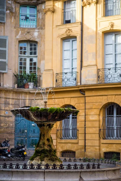 Vertikales Bild Eines Alten Brunnens Auf Dem Albertas Platz Aix — Stockfoto