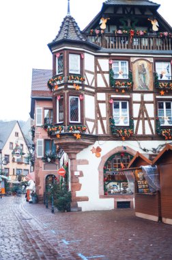 Colmar, Alsace, Fransa. Noel Pazarı, Marche de Noel, zencefilli kurabiye evleri ve yerel zanaatkarlar, Avrupa 'da ünlü. Geleneksel renkli yarı ahşap evler ve sabahları Noel süslemeleri