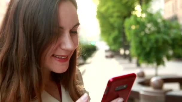 De cerca feliz sonriente mujer hablando de teléfono en la calle. Feliz mujer de negocios hablando móvil. La señora de los negocios llama. Agradable comunicación por teléfono — Vídeo de stock