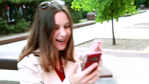 Close up happy laughing woman talking phone at street. Happy businesswoman speaking mobile. Business lady call phone. Pleasant communication by phone — Stock Video