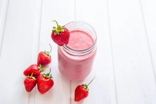 新鲜的草莓平滑在白色的木制背景上.暑期饮食及小食饮品概念. — 图库照片