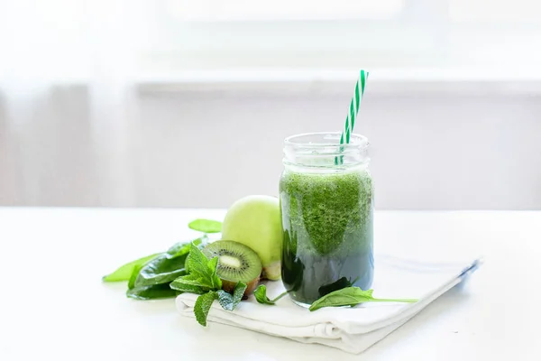 Grön smoothie med äpple, kiwi och glänsande. Sommar och vegan mat och dryck koncept. En hälsosam livsstil. — Stockfoto