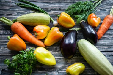 Sağlıklı çiğ yaz vejetaryen sebzeleri ve otlar. Organik hasat. Sağlıklı yiyecekler, temiz yiyecekler, vejetaryen gıda konsepti. Düz konum, metin için boşluk kopyala