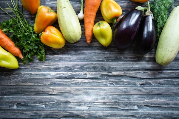 Sağlıklı çiğ sebzeler ve bitkiler. Organik hasat. Düz konum, metin için boşluk kopyala