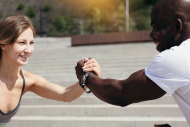 İki sporcu yarışmanın bitişini kutlamak ve her iki takımın da başarılarını tanımak için el sıkışıyor..