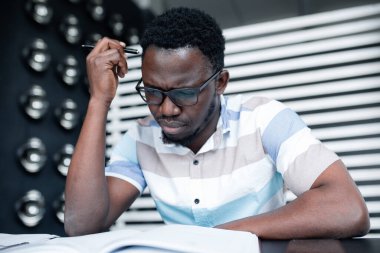 Üniversitede gözlüklü Etiyopyalı siyahi öğrenci sınavlardan önce borçsuz geçecek.