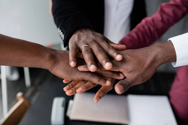 Le mani dei neri al centro si tengono l'un l'altro per unirsi contro il razzismo nei grandi paesi. Le vite nere contano — Foto Stock