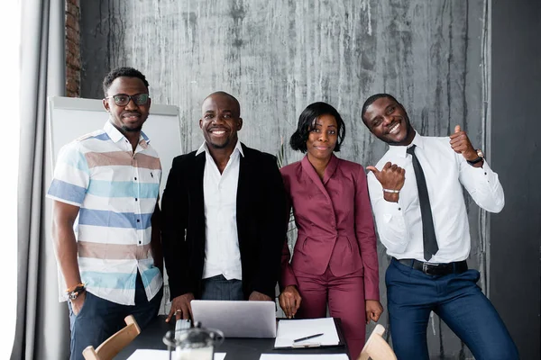 Fotografia de retrato de representantes de pele escura de diferentes empresas concorrentes que se uniram para apoiar o anti-racismo — Fotografia de Stock