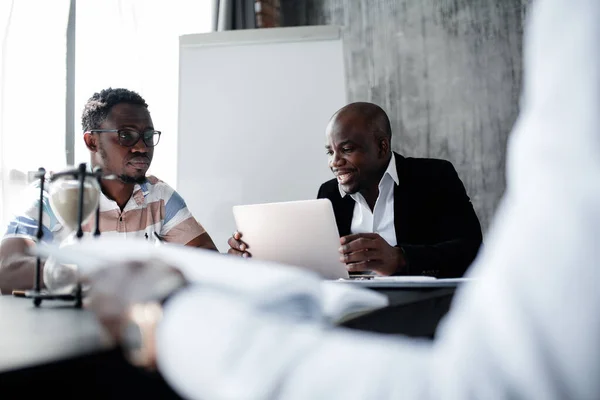 Zwei afroamerikanische Büroangestellte bieten ihrem Chef eine neue Geschäftsidee an. Mitarbeiter beim Empfang des Direktors. — Stockfoto