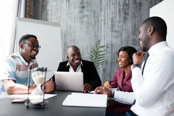 Manhã reunião-conferência de funcionários negros da empresa para discutir questões emocionantes no início do dia de trabalho — Fotografia de Stock