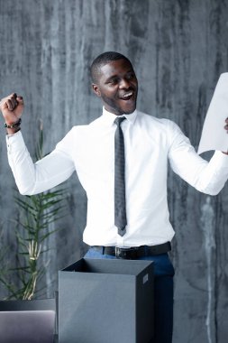 Siyahi iş adamlarının portresi ırkçılıktan dolayı şirketten atılmasıyla sevinçle dolu.