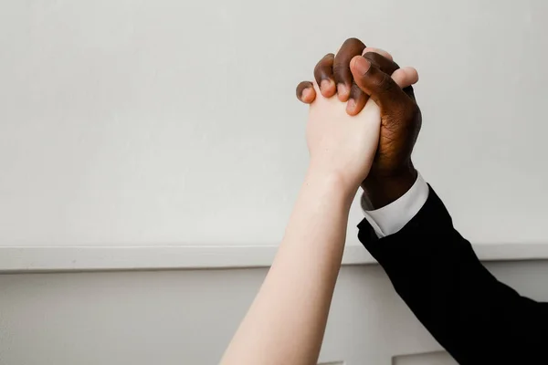 Los hombres negros del brazo agarraban el brazo de una mujer blanca como signo de amistad y solidaridad racial. La lucha contra el racismo — Foto de Stock