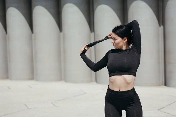 Hermosa mujer asiática haciendo un ejercicio para la espalda con un expansor de goma deportiva para fortalecer los músculos trapecio —  Fotos de Stock