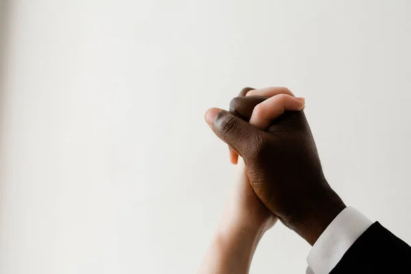 Perfil del hombre negro brazo estaba agarrando el brazo de una mujer blanca como signo de amistad y solidaridad racial — Foto de Stock