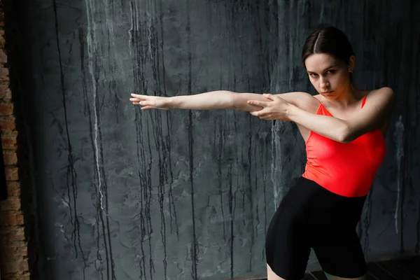 Молода жінка практикує йогу в спортивному одязі. Виконання вправ для розтягування біцепсів і трицепсів . — стокове фото