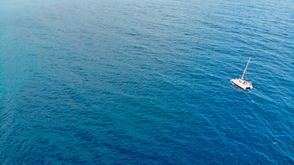 Catamaran ιστιοπλοΐα στην ανοιχτή θάλασσα. άνω όψη ενός τετρακόπτρου — Φωτογραφία Αρχείου