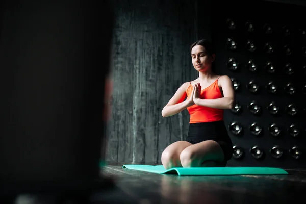 Meditatie fata genunchi pe un covor sport în sala de gimnastică — Fotografie, imagine de stoc