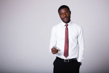 Beyaz bir arka planda beyaz gömlek giyen Afrikalı bir Amerikalı menajer