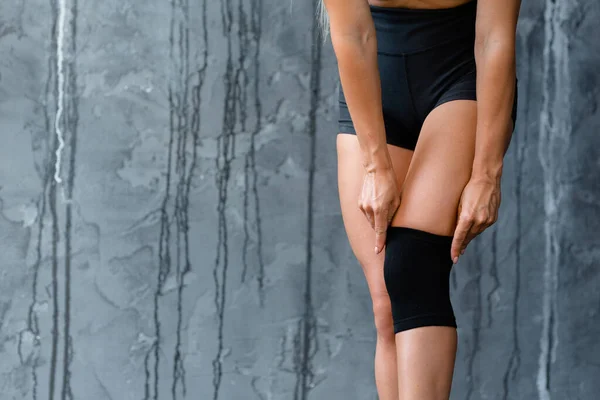 Ženské nohy s podložkou na koleno pro rehabilitaci po poranění. Detailní záběr — Stock fotografie