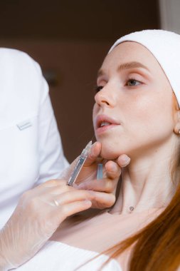 Dudak iğneleri. Üst dudağının düzeltilmesi. Güzellik iğnesi. Yüz tazeleme. Dudak büyütme