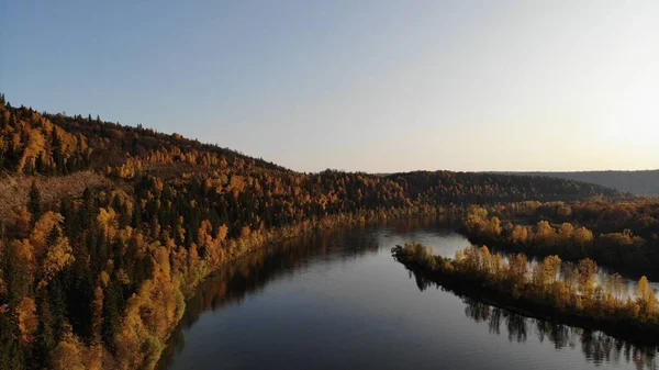 Hermoso paisaje otoñal. El río fluye a través de las colinas. Hojas de colores en los árboles. Otoño en Rusia — Foto de Stock