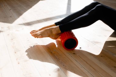Vücut masajı için yakın çekim siyah masaj silindiri. Yoga ve pilates için spor malzemeleri..