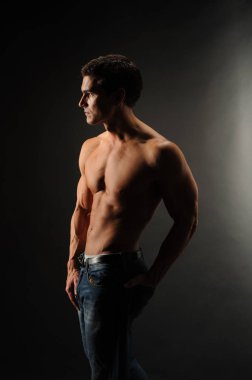 Seksi adam kasları şişiriyor.