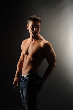 Seksi adam kasları şişiriyor.