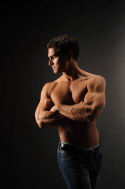 Seksi adam kasları şişiriyor.