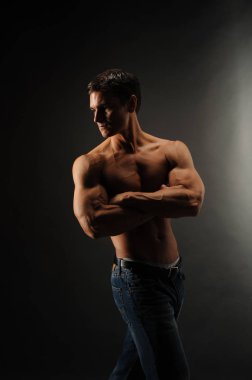 Seksi adam kasları şişiriyor.