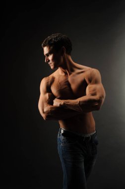 Seksi adam kamera için poz veriyor.