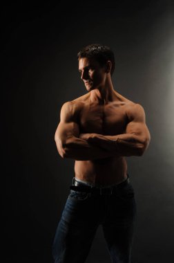 Seksi adam kamera için poz veriyor.