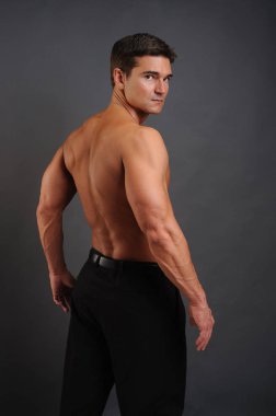 Seksi adam kamera için poz veriyor.