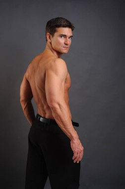 Seksi adam kamera için poz veriyor.