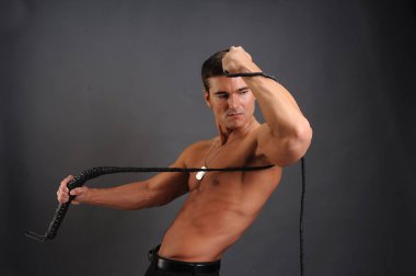 Seksi adam kamera için poz veriyor.