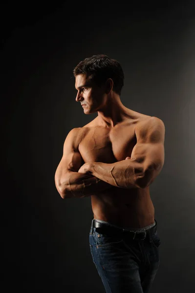 Den Sexig Man Flexar Sina Muskler — Stockfoto