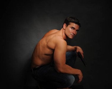 Sıcak seksi adam kamera için poz veriyor..