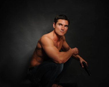 Sıcak seksi adam kamera için poz veriyor..