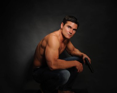 Sıcak seksi adam kamera için poz veriyor..