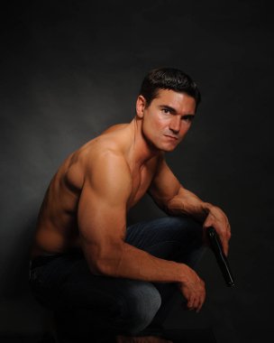 Sıcak seksi adam kamera için poz veriyor..